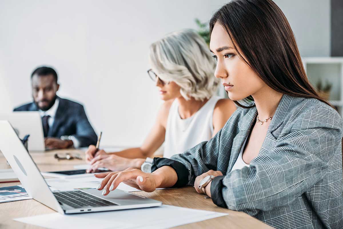Energieberater arbeitet am Laptop mit dem CRM für Energieberater